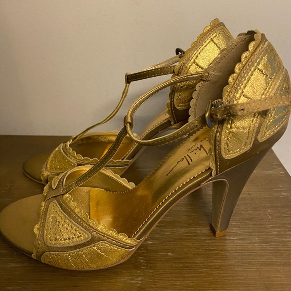 Nicole Miller gold t-strap sandal. - Picture 3 of 7
